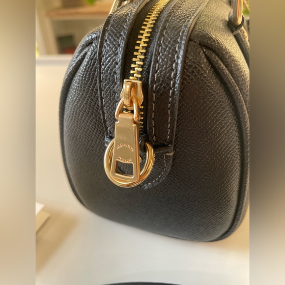 Coach mini Rowan 
New
Black with gold hardware - Picture 8 of 16